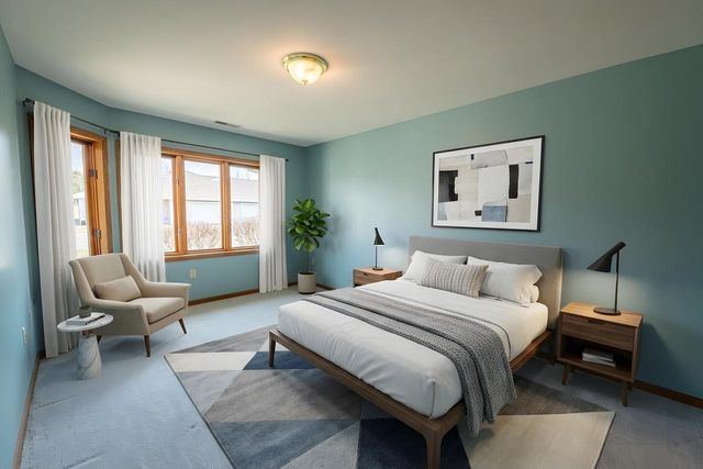 565 Hartford SQUARE, Hartford, WI 53027