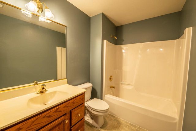 565 Hartford SQUARE, Hartford, WI 53027