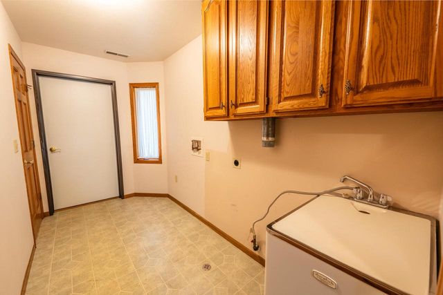 565 Hartford SQUARE, Hartford, WI 53027