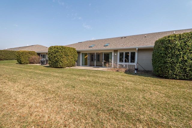 565 Hartford SQUARE, Hartford, WI 53027