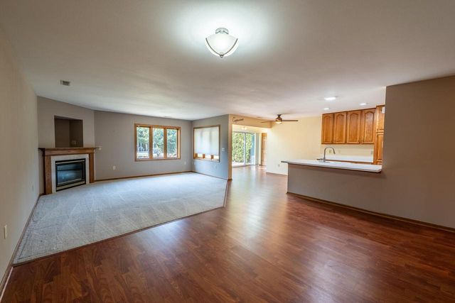 565 Hartford SQUARE, Hartford, WI 53027