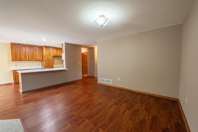 565 Hartford SQUARE, Hartford, WI 53027