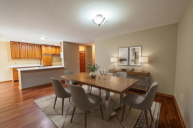 565 Hartford SQUARE, Hartford, WI 53027