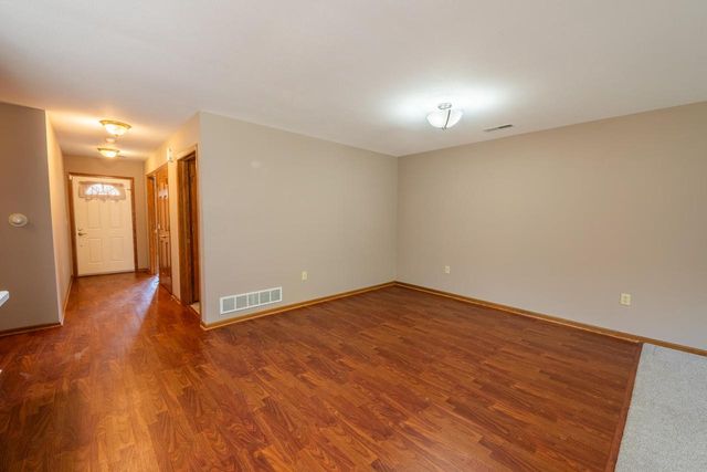 565 Hartford SQUARE, Hartford, WI 53027