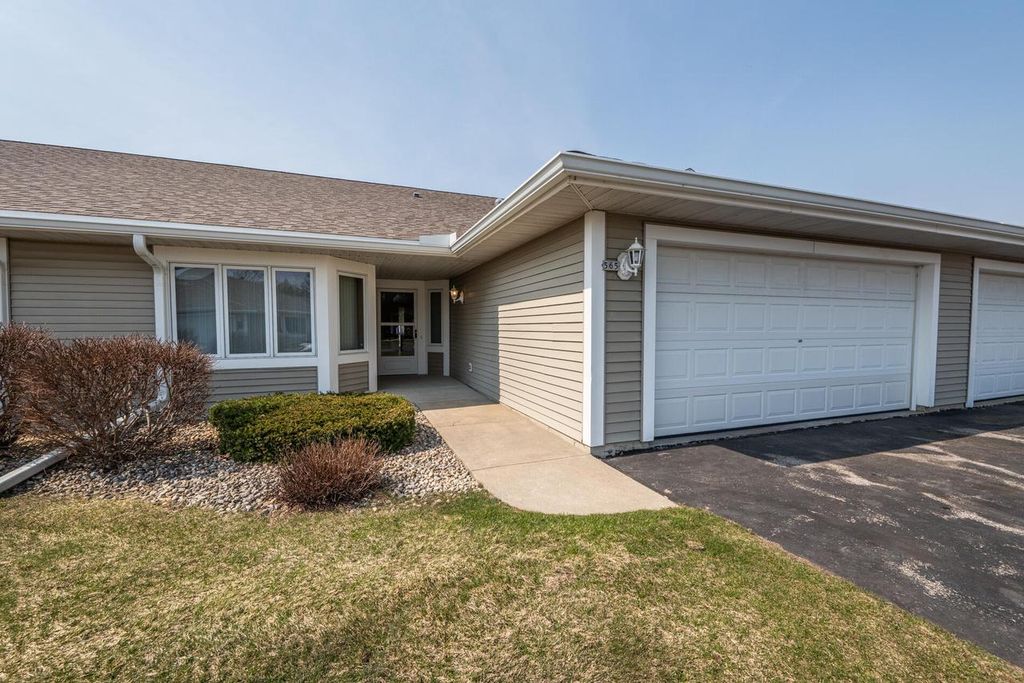 565 Hartford SQUARE, Hartford, WI 53027