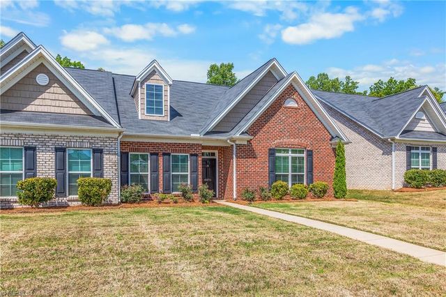 5871 Crestlawn Court, Pfafftown, NC 27040