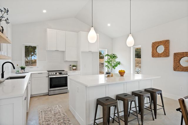 2 Shilo CIR, Wimberley, TX 78676