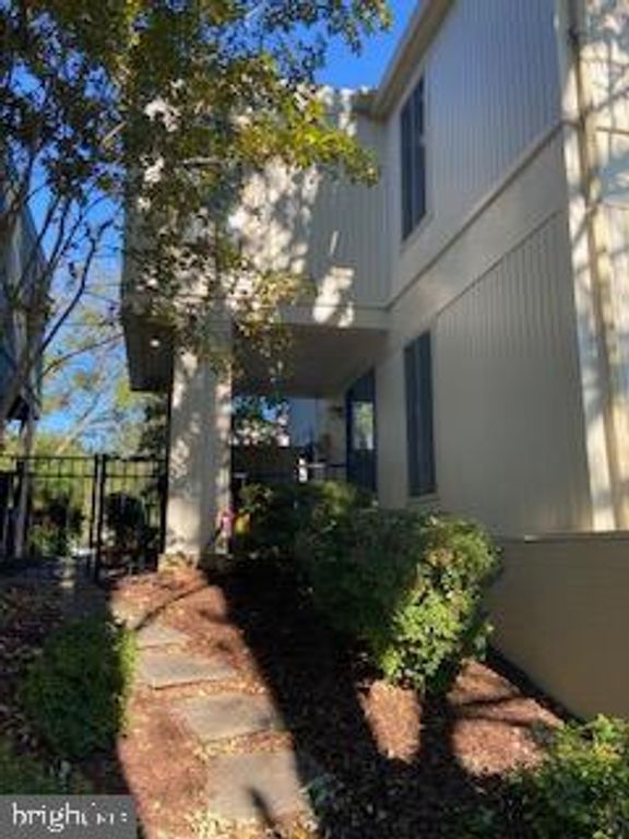 1823 N SHORE CT, Reston, VA 20190