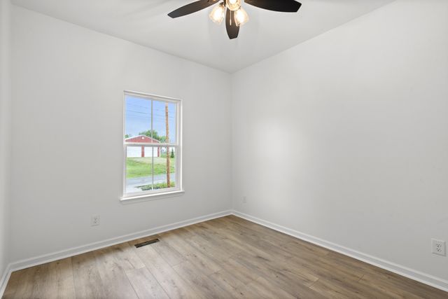 945 Wilkie St N, Mc Ewen, TN 37101