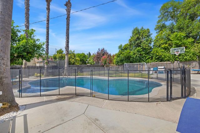 5222 Locust Ave, Carmichael, CA 95608