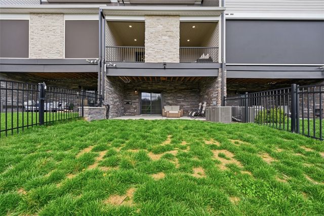 146 Enclave Dr, Seven Fields Boro, PA 16046