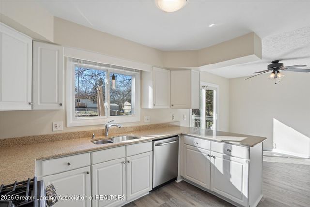 2413 Beacon Hill Drive, Lansing, MI 48906