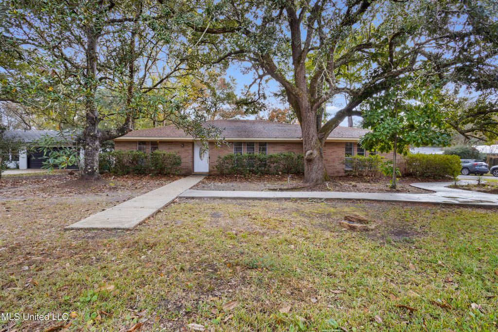 831 Graveline Road, Gautier, MS 39553