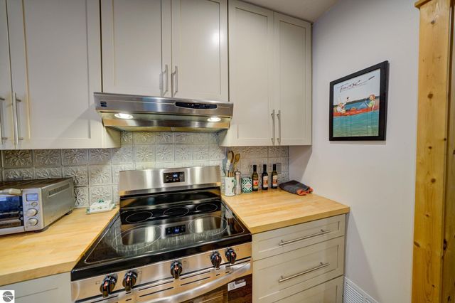 9144 E Hoxie Road, Cedar, MI 49621