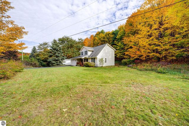 9144 E Hoxie Road, Cedar, MI 49621