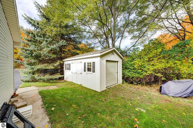 9144 E Hoxie Road, Cedar, MI 49621