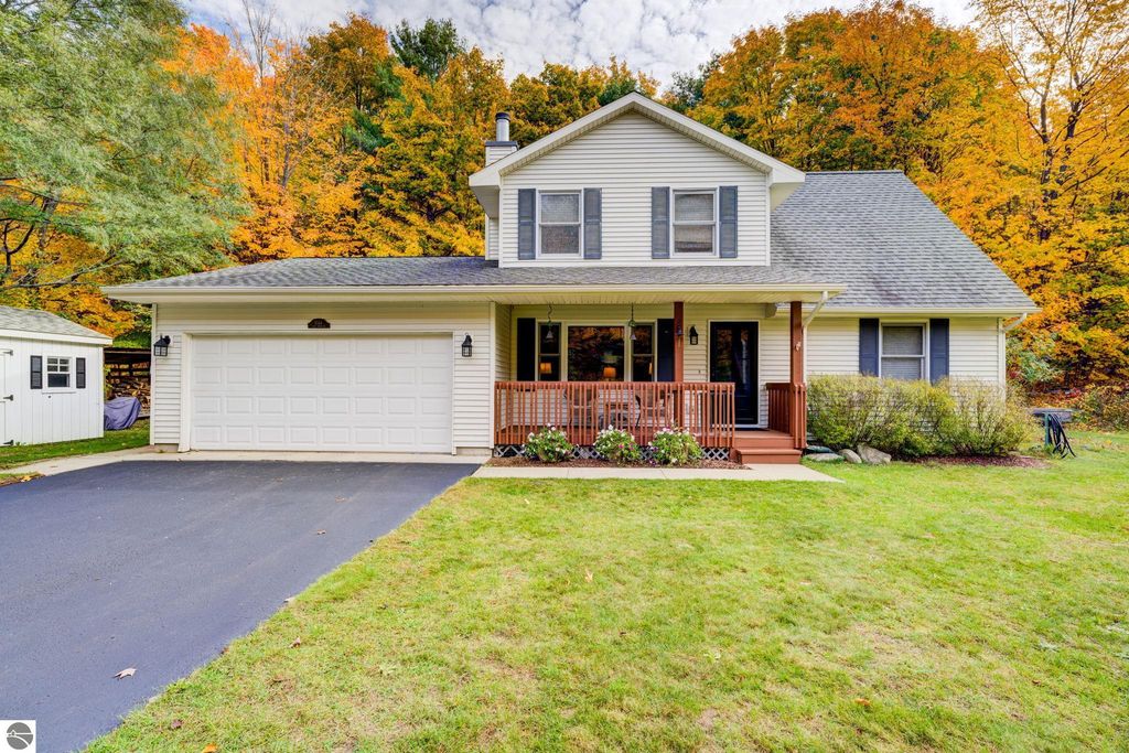 9144 E Hoxie Road, Cedar, MI 49621