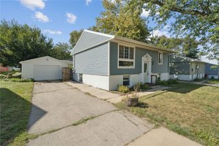 3226 Bramble Rd SW, Cedar Rapids, IA 52404