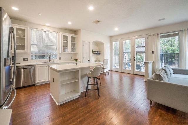 14 N Flickering Sun Circle, The Woodlands, TX 77382