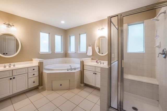 14 N Flickering Sun Circle, The Woodlands, TX 77382