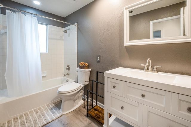 14 N Flickering Sun Circle, The Woodlands, TX 77382