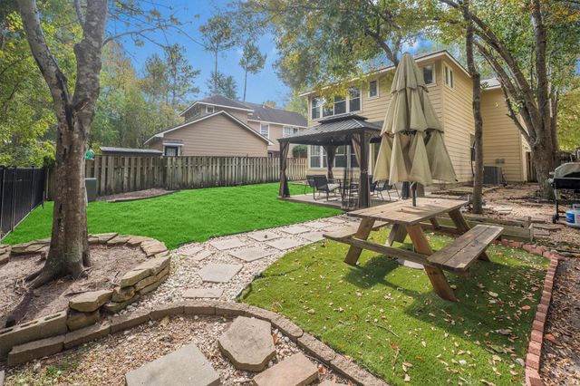 14 N Flickering Sun Circle, The Woodlands, TX 77382