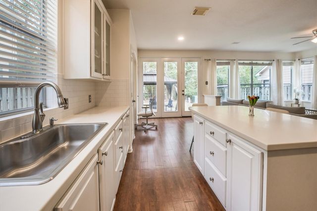 14 N Flickering Sun Circle, The Woodlands, TX 77382