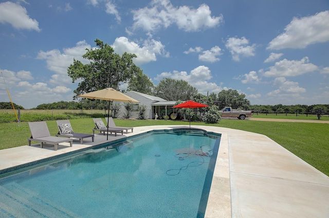 4214 Old College RD, La Grange, TX 78945