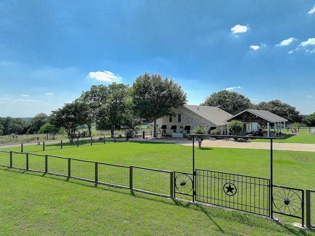 4214 Old College RD, La Grange, TX 78945
