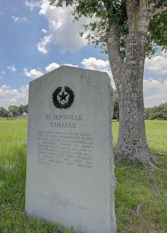 4214 Old College RD, La Grange, TX 78945