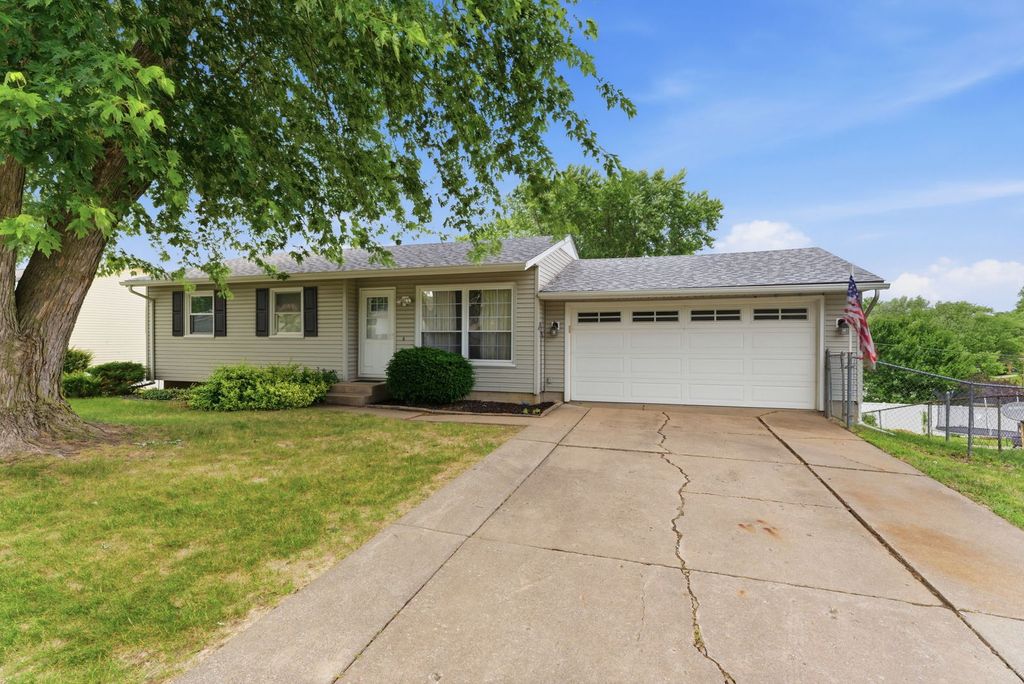 3108 Maplecrest Road, Bettendorf, IA 52722