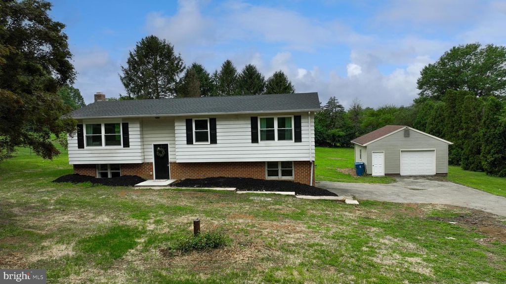 2208 KEENEY RD, Spring Grove, PA 17362