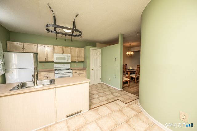 565 Newfield Street APT 34, Middletown, CT 06457