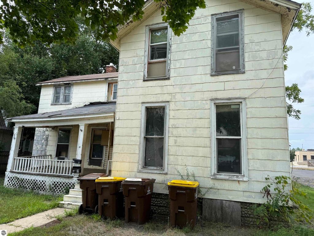 Image 1 of property listing at 221 Woodworth Avenue, Alma, MI 48801