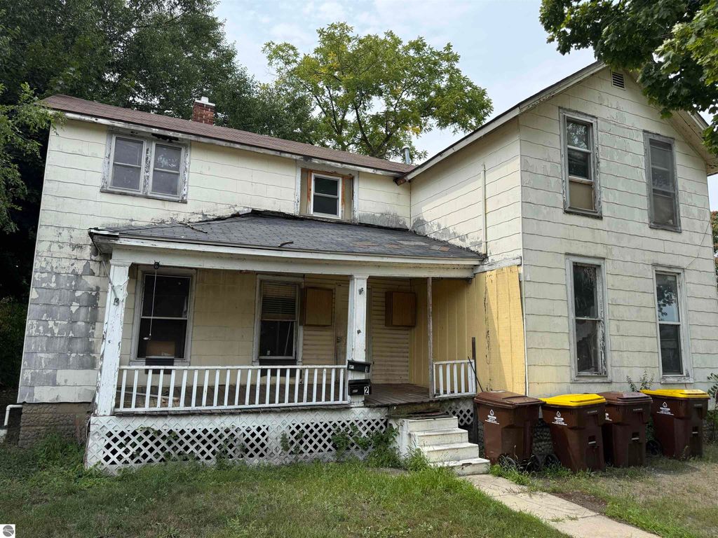 Image 2 of property listing at 221 Woodworth Avenue, Alma, MI 48801