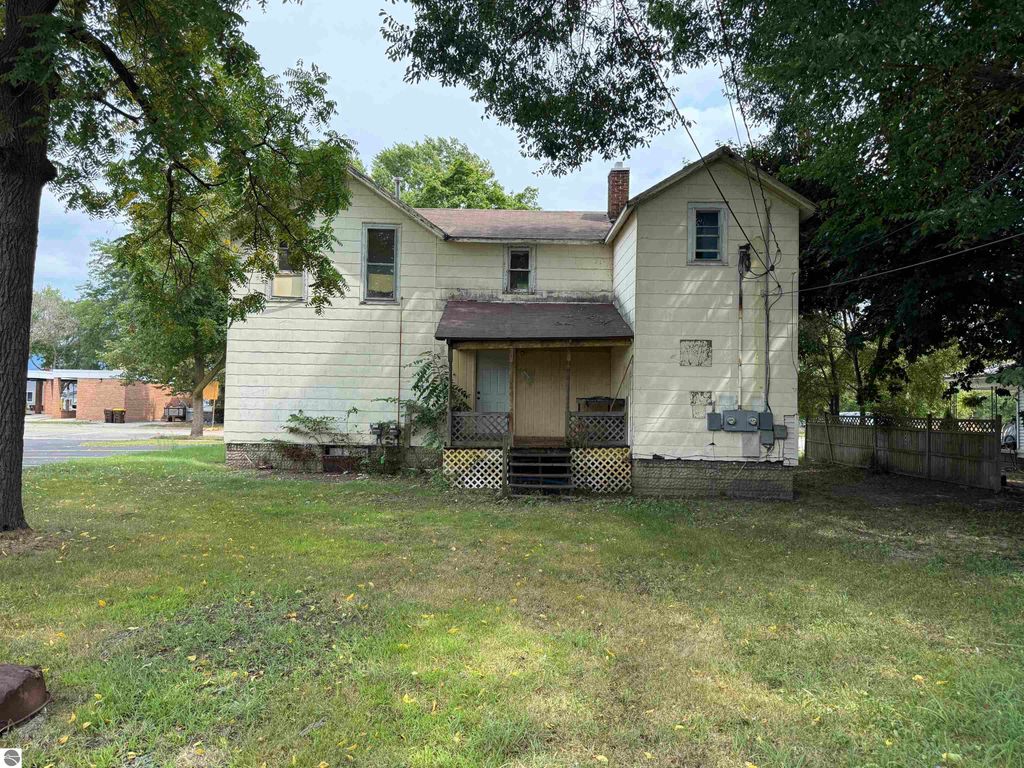 Image 3 of property listing at 221 Woodworth Avenue, Alma, MI 48801