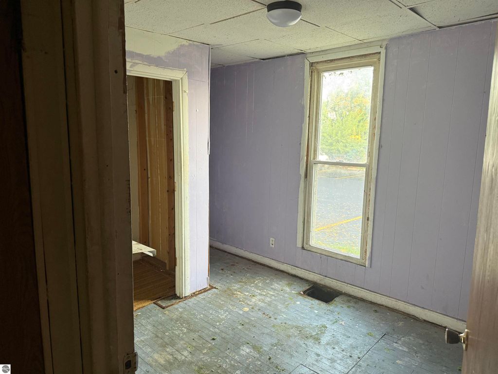 Image 5 of property listing at 221 Woodworth Avenue, Alma, MI 48801