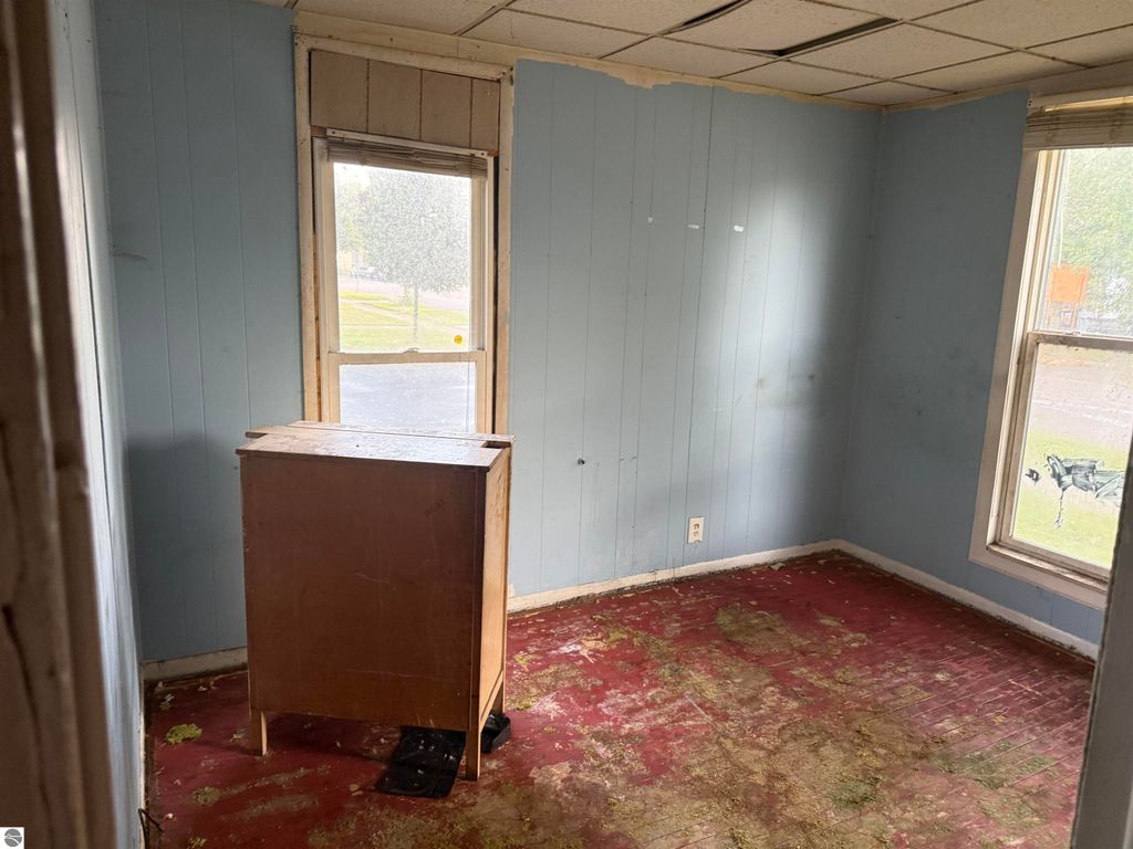 Image 7 of property listing at 221 Woodworth Avenue, Alma, MI 48801