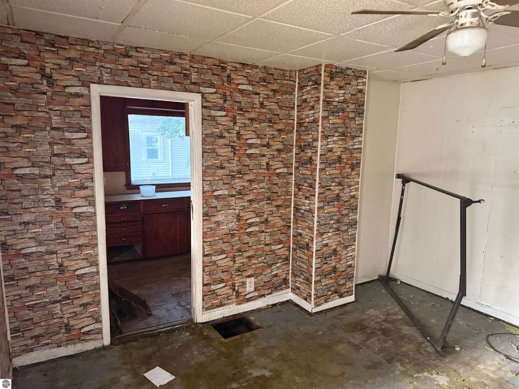 Image 8 of property listing at 221 Woodworth Avenue, Alma, MI 48801
