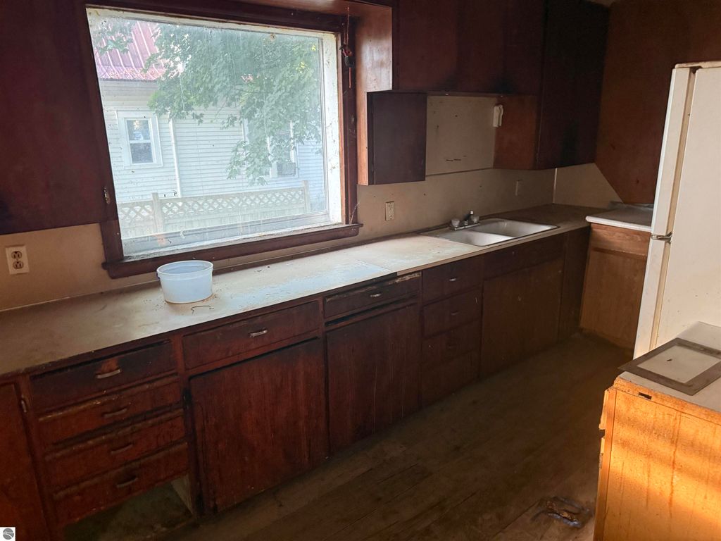 Image 9 of property listing at 221 Woodworth Avenue, Alma, MI 48801