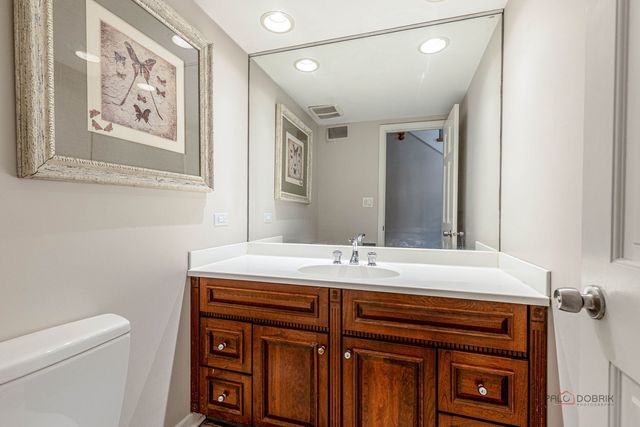 21 N Ridge Road, Lake Forest, IL 60045