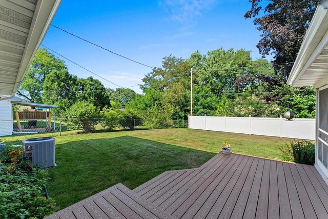 506 PINE TERRACE, Green Bay, WI 54303