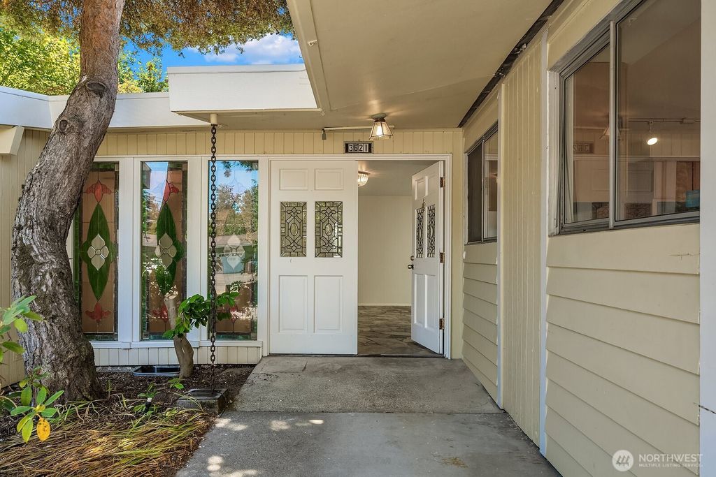 Image 2 of property listing at 3621 81st Avenue SE, Mercer Island, WA 98040