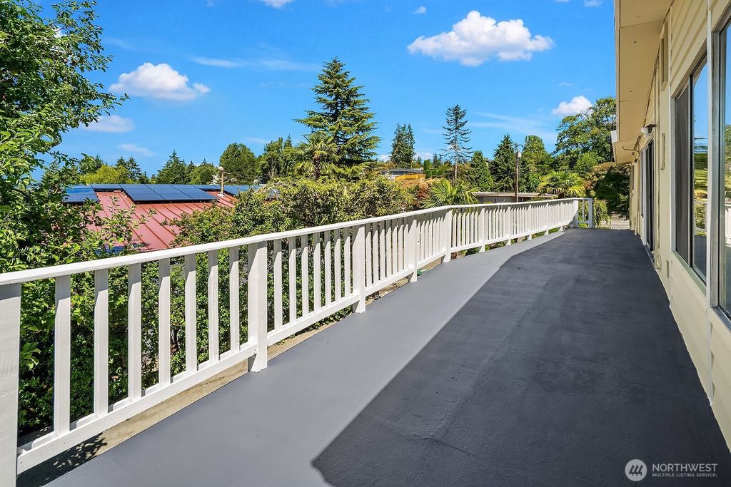 Image 11 of property listing at 3621 81st Avenue SE, Mercer Island, WA 98040