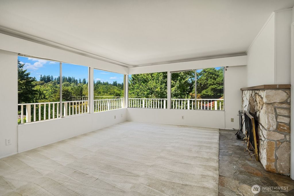Image 3 of property listing at 3621 81st Avenue SE, Mercer Island, WA 98040