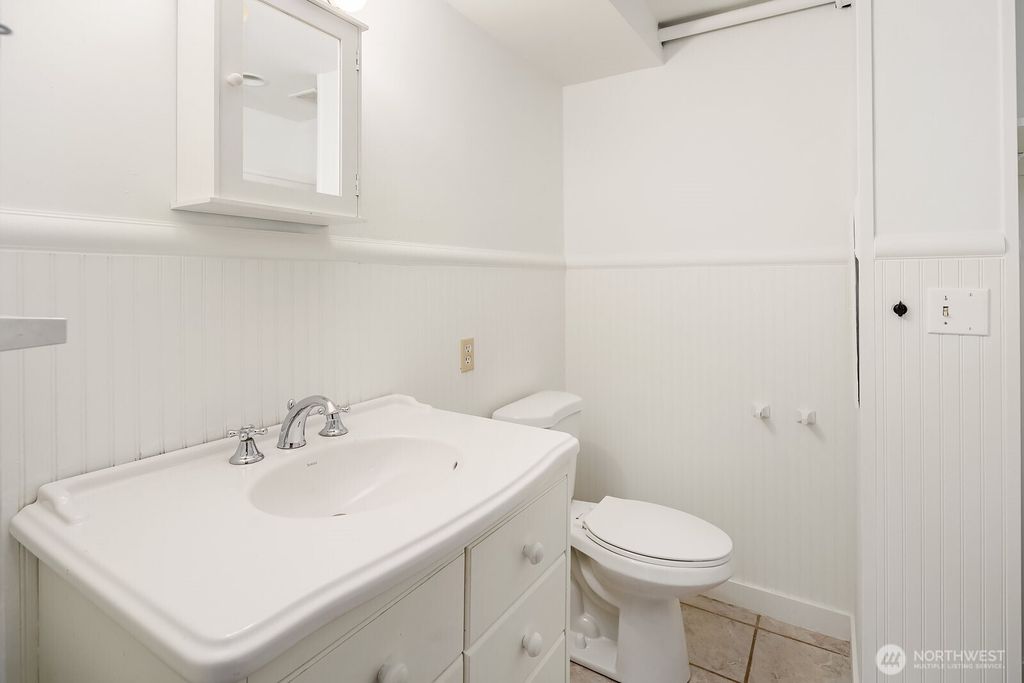 Image 27 of property listing at 3621 81st Avenue SE, Mercer Island, WA 98040