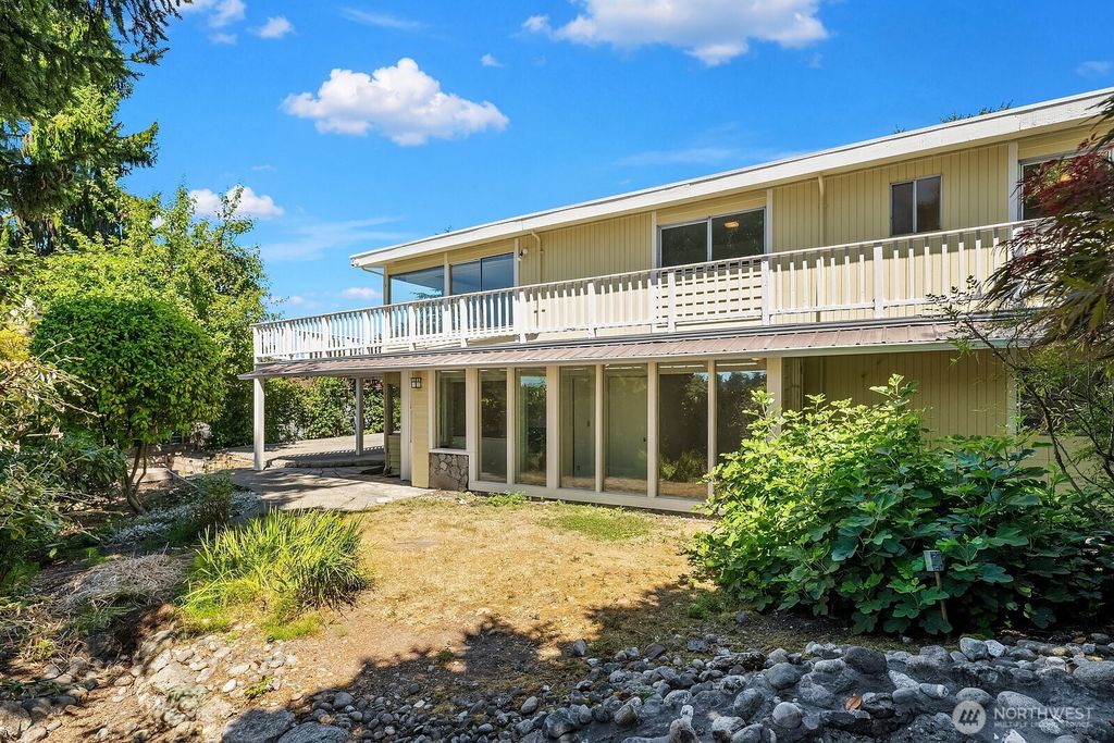 Image 28 of property listing at 3621 81st Avenue SE, Mercer Island, WA 98040