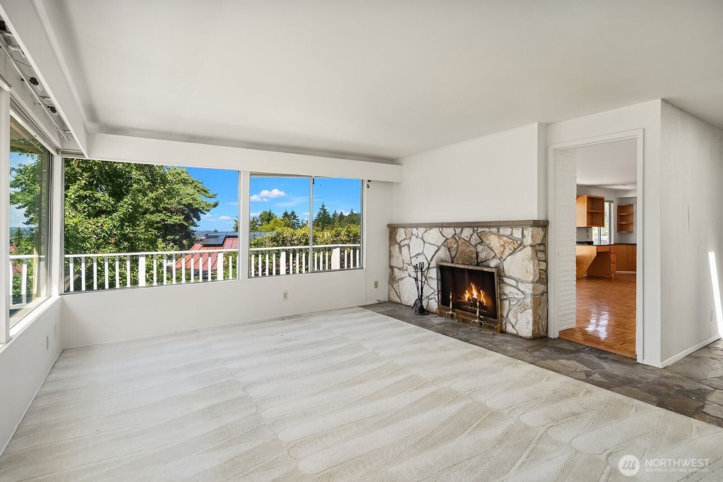 Image 4 of property listing at 3621 81st Avenue SE, Mercer Island, WA 98040