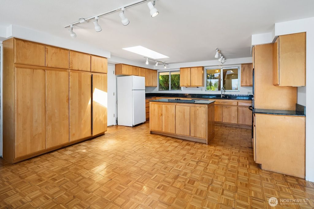 Image 5 of property listing at 3621 81st Avenue SE, Mercer Island, WA 98040
