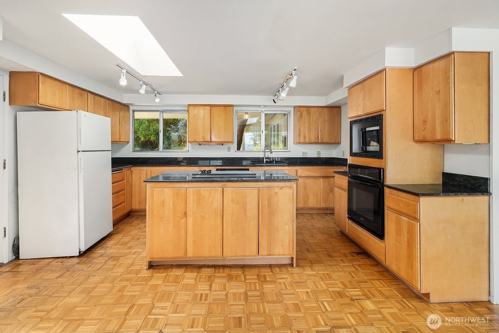Image 6 of property listing at 3621 81st Avenue SE, Mercer Island, WA 98040